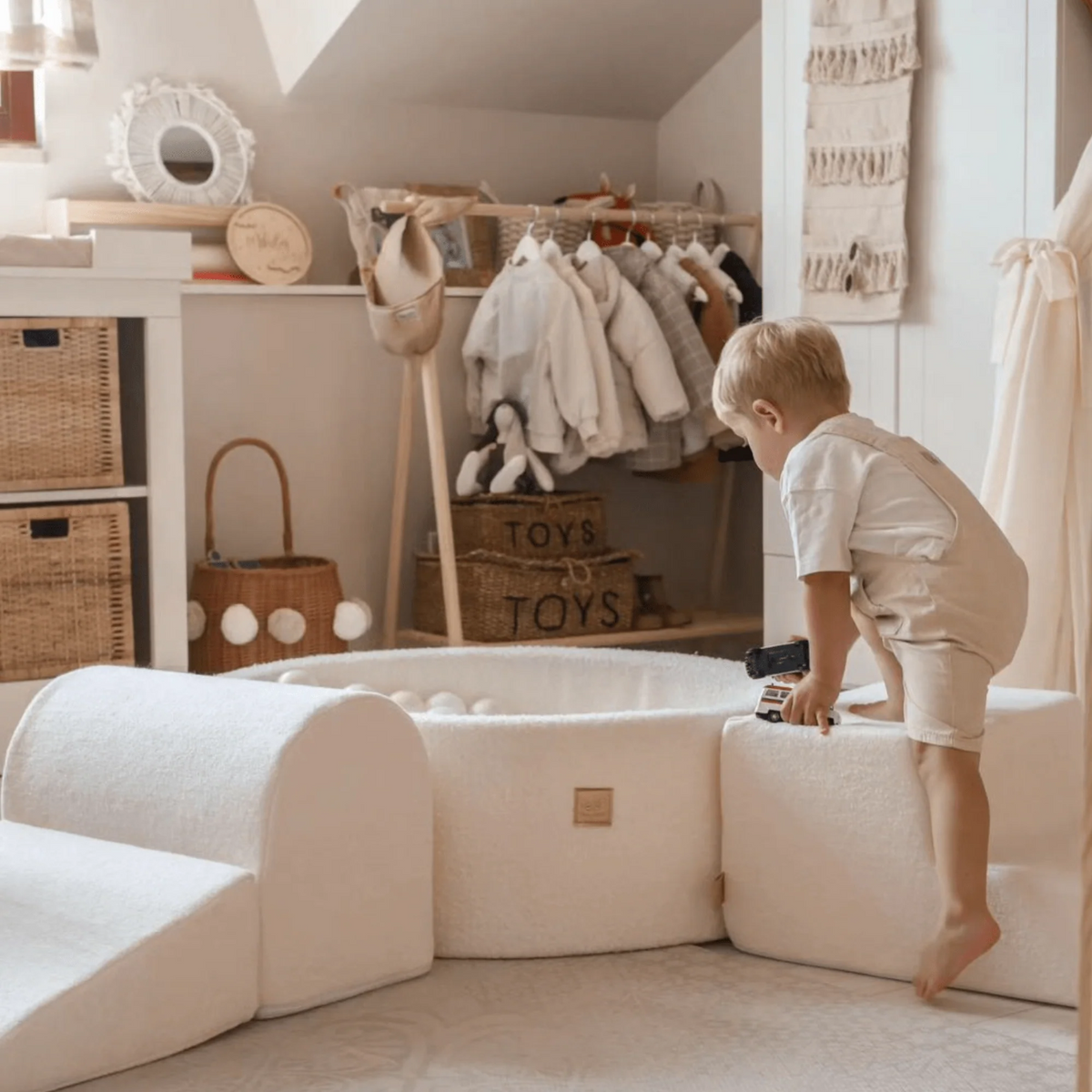 PLAYGROUND WITH LARGE BALL POOL | 4 ELEMENTS | SOFT BOUCLÉ | – BY MEOWBABY®