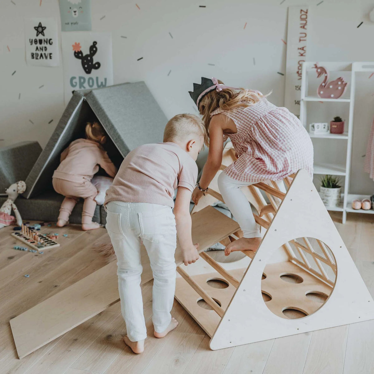 CLIMBING TRIANGLE WITH RAMP | — BY MONTESSORI HOUSE BED®