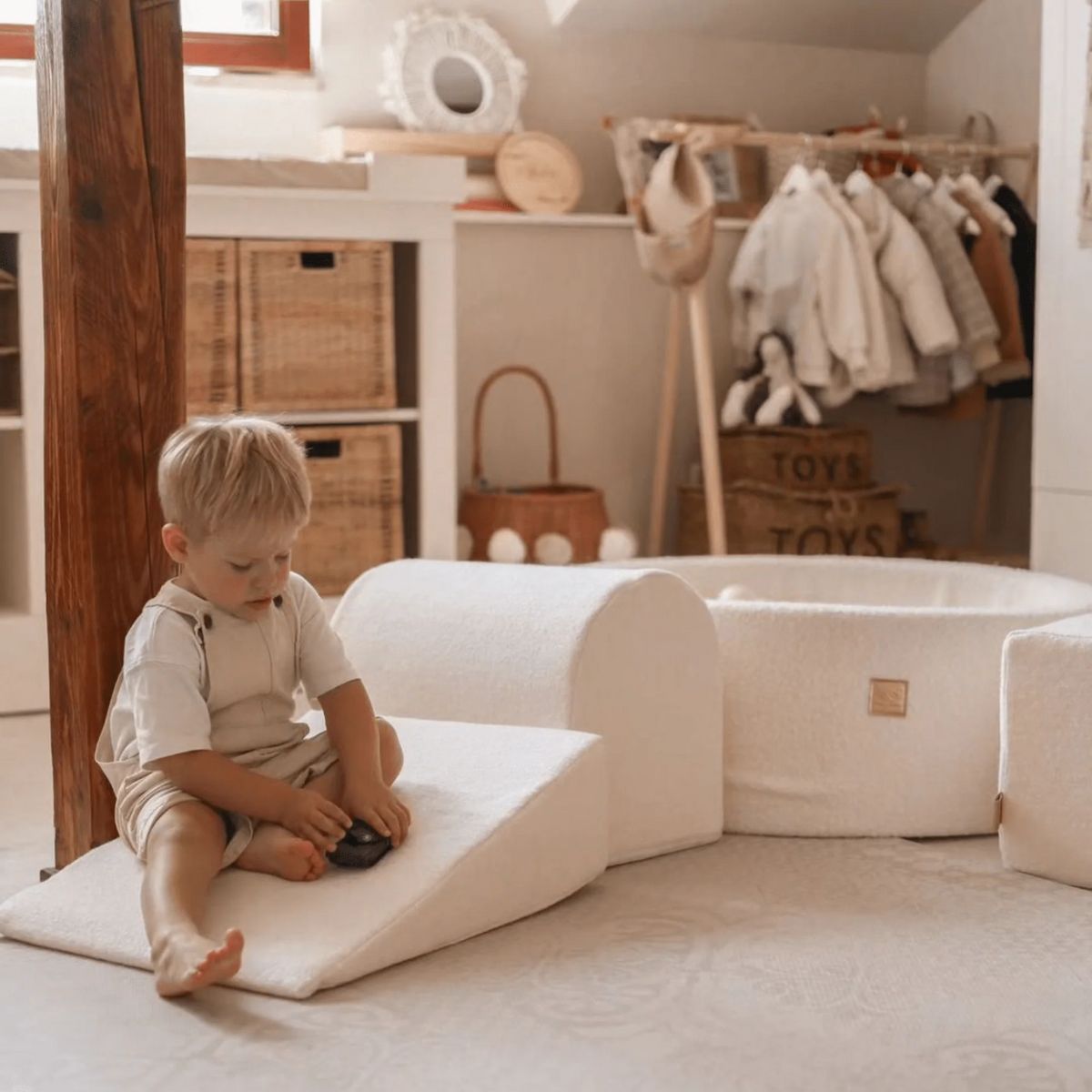 PLAYGROUND WITH LARGE BALL POOL | 4 ELEMENTS | SOFT BOUCLÉ | – BY MEOWBABY®